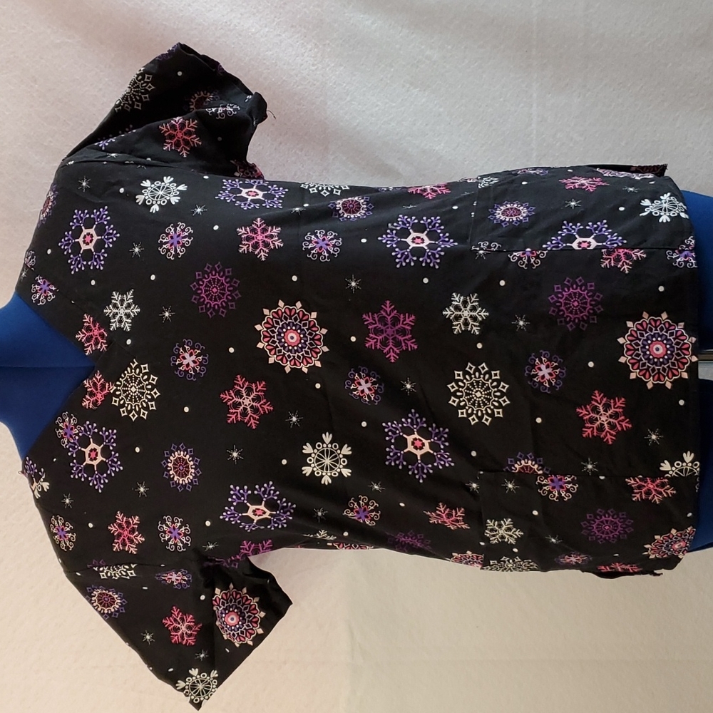 Women Christmas snowflake nursing srub top.